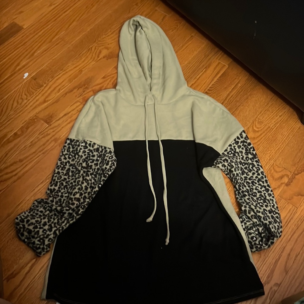 Super soft thin hoodie with cheetah print sleeves